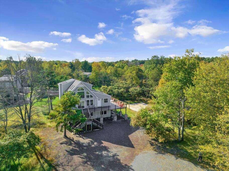 Beachview Chalet | Steps to Lake | Mins to Skiing