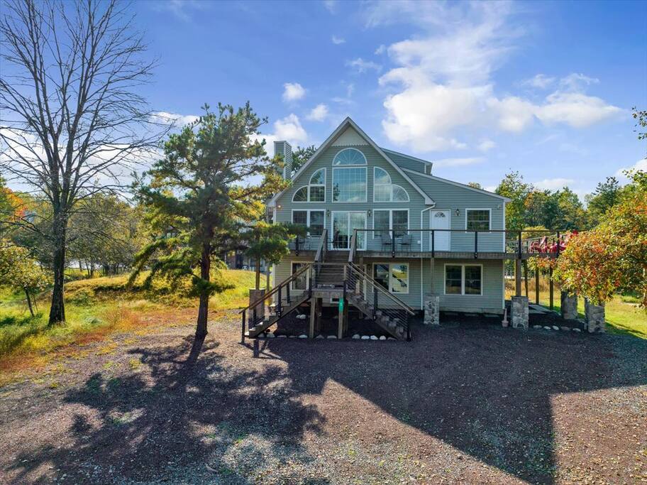 Beachview Chalet | Steps to Lake | Mins to Skiing