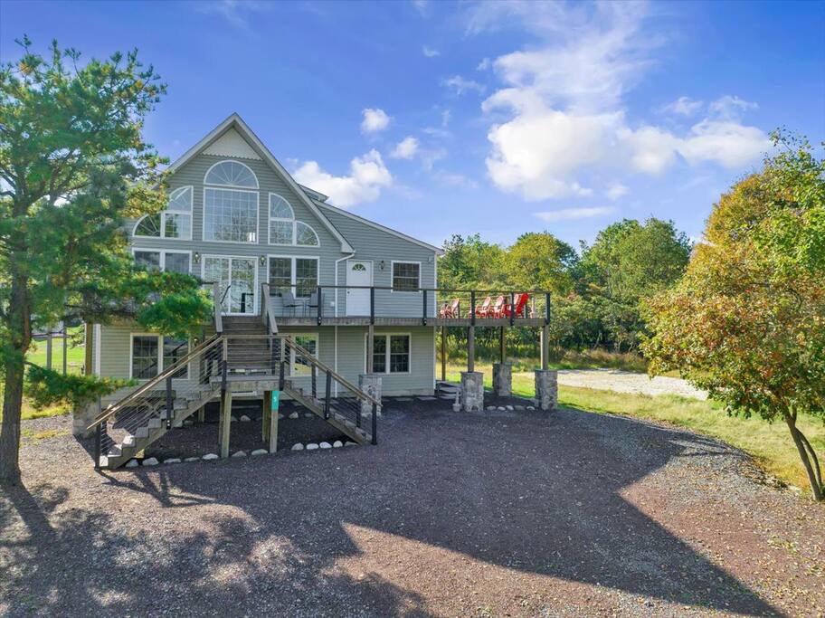 Beachview Chalet | Steps to Lake | Mins to Skiing