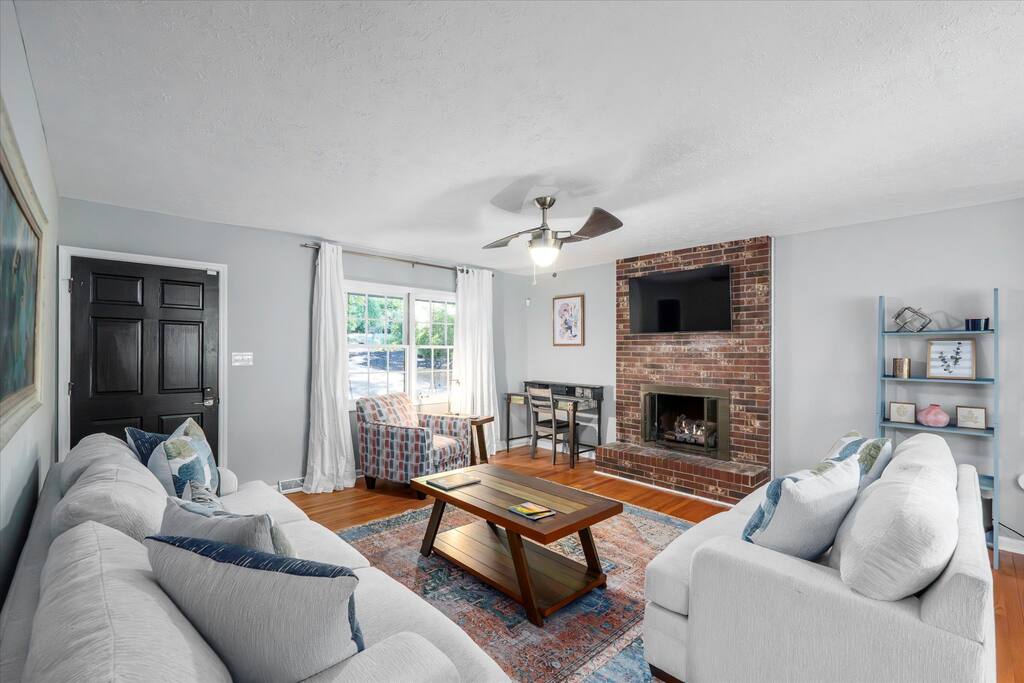 Spacious Home With Hot Tub, Fire Pit & Games - Asheville, NC