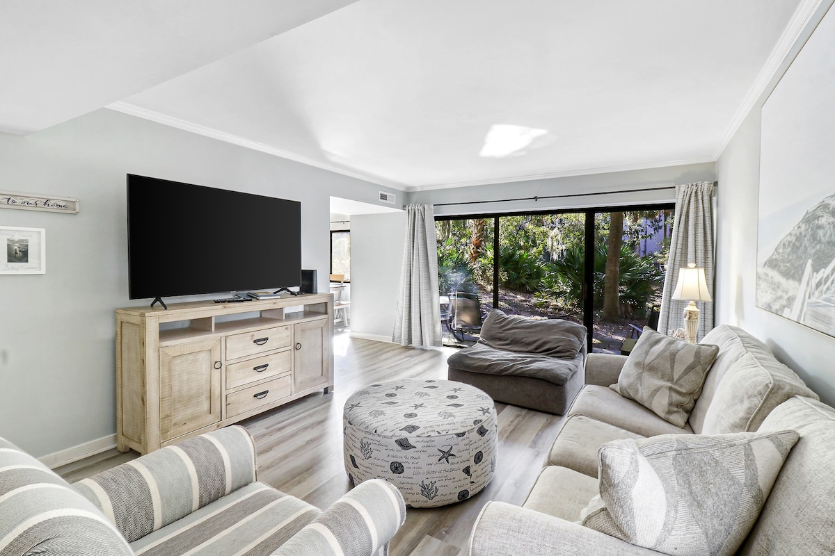 Poolside Beach Villa 2 bed 2 & one half bath-Pet Friendly 