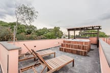 Shared jacuzzi hot tub and rooftop terrace