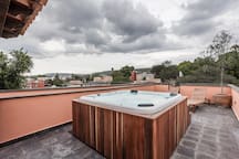 Shared jacuzzi hot tub and rooftop terrace