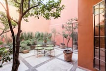 Casa Ladrillera, 3BR Garden Home with Rooftop & Garage in Centro photo 3