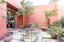 Outdoor Garden Patio with Outdoor Dining