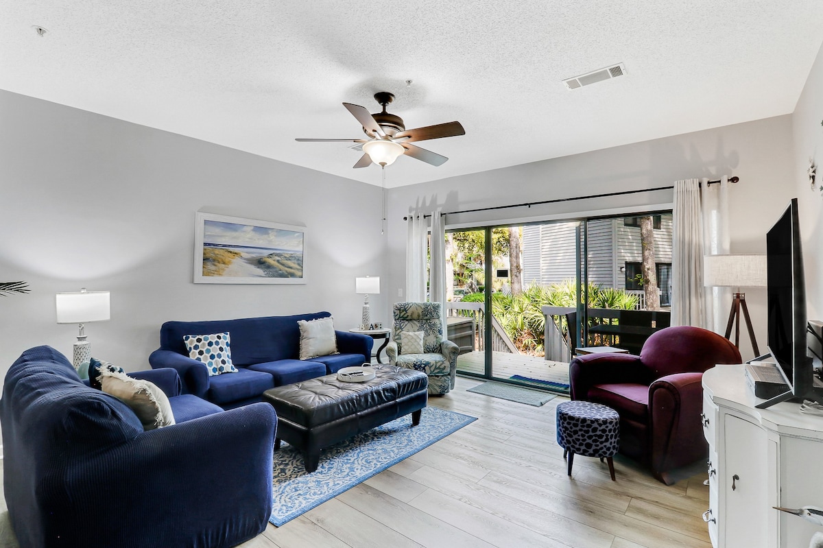 Upgraded Pet Friendly 3 bed 3 bath Beach Villa! Walk to the beach!